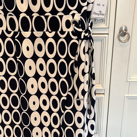Phase 7 Dress. Size 10. Navy and White with tie at Waist. - Picture 4 of 6